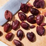 Как удалить косточки из оливок без профессиональных инструментов