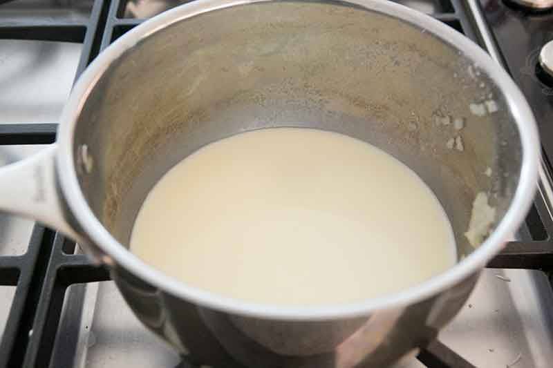 沥干土豆，加热牛奶、奶油和黄油